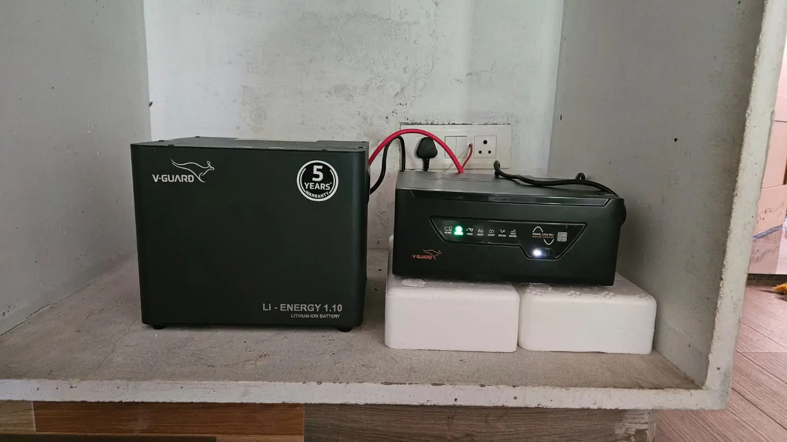 Compact inverter and battery installation